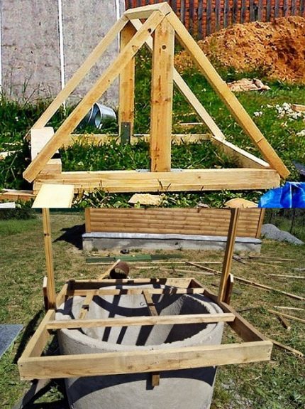 Как самому построить деревянный домик для колодца: подборка лучших идей и пример возведения