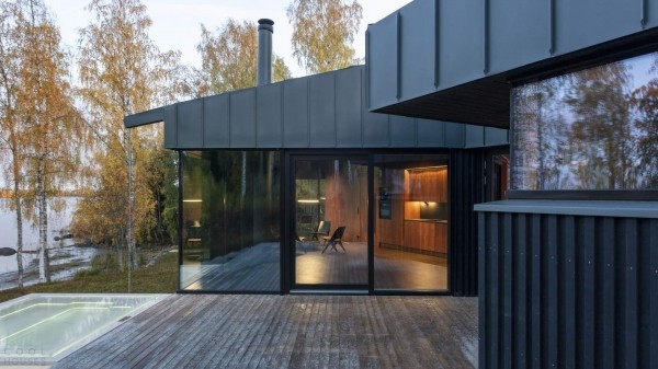 Яркий модернистский дом у лесного озера, Финляндия