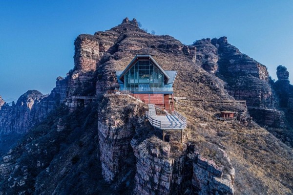 Ресторан в стиле модерн среди живописных скал, Китай