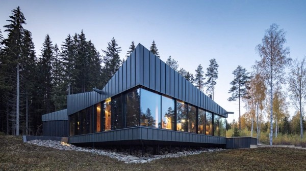 Яркий модернистский дом у лесного озера, Финляндия