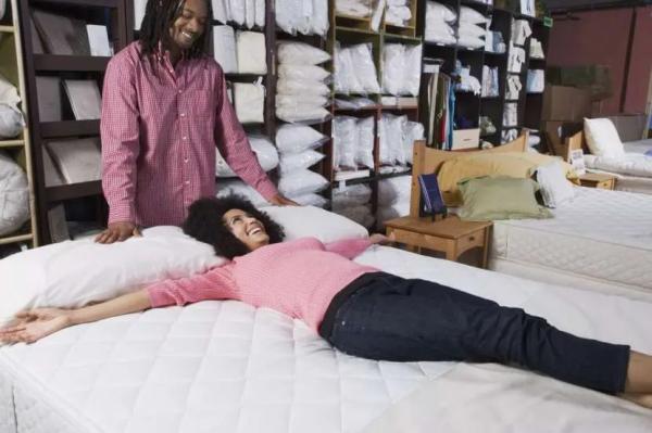 Как выбрать матрас для двуспальной кровати: главные особенности предмета для сна