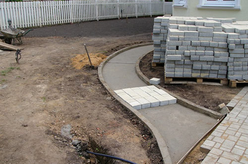 Укладка тротуарной плитки на бетон: выбор материала, инструкция по монтажу