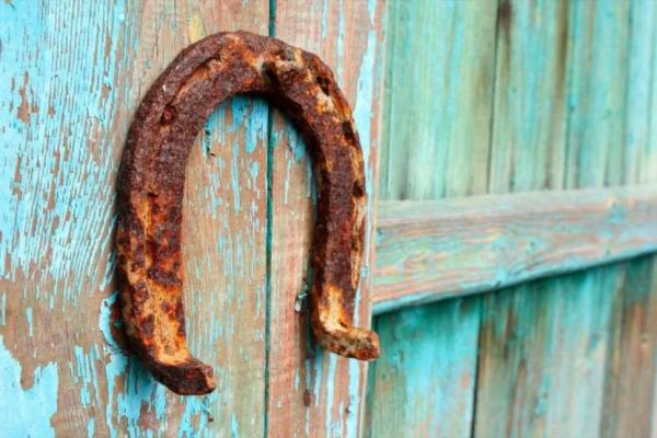 Как правильно вешать подкову над входной дверью – история и особенности крепления талисмана