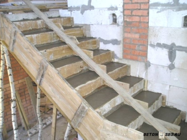 Изготовка входной лестницы из бетона