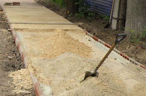 Полимерпесчаная тротуарная плитка: преимущества и технология укладки