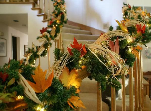 Как украсить лестницу на Новый год? Творческие идеи для декора!